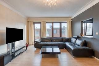 Het appartement bevindt zich in een kleinschalig gebouw en werd recent vernieuwd !Bij het binnenkomen word je verwelkomd in de ruime inkomhal,...