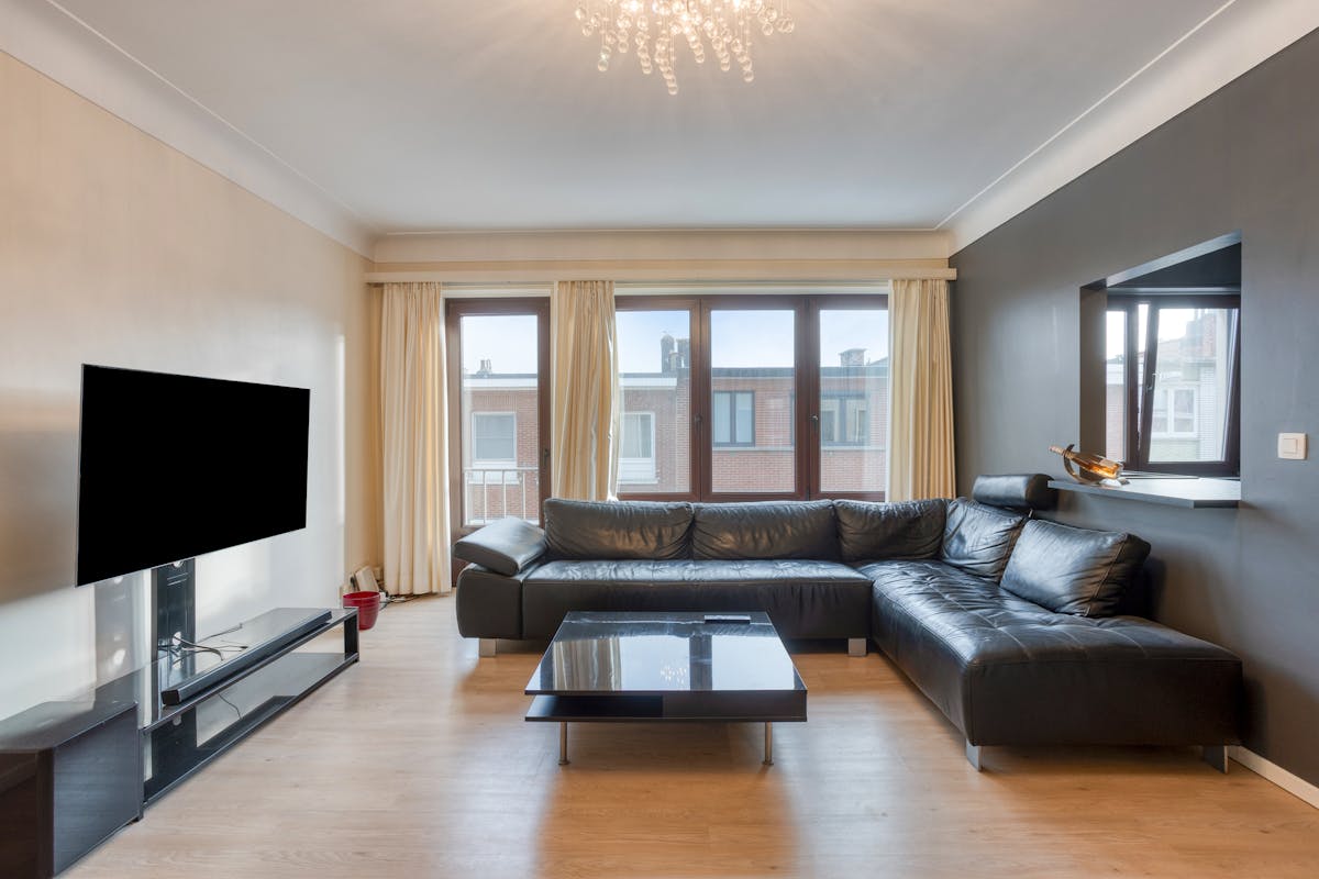 Totally renovated apartment with 2 bedrooms, terrace and private garage in the center of Strombeek - photo 2