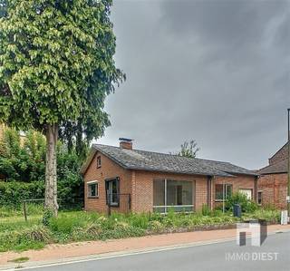 Welkom in deze charmante bungalow, ideaal gelegen in het Webbekom. Deze bungalow is gunstig gelegen voor wie snel aan de opritten van de...