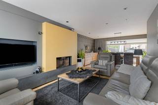 Deze perfect onderhouden woning is rustig gelegen op slechts enkele minuten van het centrum van Roeselare.<br />De woning werd gebouwd in 1980 en doorheen de jaren met zorg onderhouden en reeds opgefrist, waardoor ze vandaag de ideale gezinswoning vormt.<br /><br />Op het gelijkvloers beschikt de woning over een ruime inkomhal met gastentoilet, een lichtrijke woonkamer met gezellige houthaard en een ruime, volledig ingerichte keuken.<br />De keuken werd reeds opgefrist en is uitgerust met een granieten werkblad en kwalitatieve inbouwtoestellen.<br />Vanuit de keuken is er rechtstreeks toegang tot de garage, die momenteel dienstdoet als wasplaats, fietsenberging en bovendien voorzien is van een recent geïnstalleerde douche.<br /><br />Op de eerste verdieping bevinden zich de nachthal, een vernieuwde badkamer en <strong>drie volwaardige slaapkamers</strong>.<br />De badkamer is uitgerust met een dubbel lavabomeubel, een ligbad en een tweede toilet. Alle slaapkamers beschikken over praktische inbouwkasten.<br /><br />De woning wordt verwarmd via centrale verwarming op aardgas.<br />Daarnaast zijn vrijwel alle ramen voorzien van dubbele beglazing en werd het dak geïsoleerd. Dit resulteert in een gunstige EPC-score C (300 kWh/m²/jaar).<br /><br />Door de twee kleinere ramen boven de voordeur en de garage nog te vervangen, kan deze score zelfs verder worden verbeterd.<br /><br />De woning is gelegen op een volledig aangelegd en omheind perceel van <strong>438 m²</strong> met een gunstige zuidwestelijke oriëntatie, waardoor u de hele namiddag en avond van de zon kunt genieten.<br /><br />Ook de ligging is een absolute troef. De woning bevindt zich in een rustige woonomgeving, terwijl het centrum van Roeselare, sportclub Vision21, een bakker, slager, supermarkten en andere voorzieningen vlot bereikbaar zijn te voet of met de fiets.<br />Bovendien geniet u van een uitstekende bereikbaarheid dankzij de nabijheid van de E403 (Kortrijk – Brugge) en ligt het station van Roeselare op slechts 1,5 km.<br /><br />Bij interesse, aarzel niet ons te contacteren voor een plaatsbezoek op <strong>051/201.400</strong> of <strong>info@dicasa.be</strong>