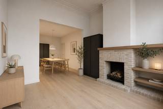 Ben je op zoek naar een ruime woning met eindeloze mogelijkheden in het centrum van Veurne? Dan is dit jouw kans! Deze te renoveren woning biedt een zee aan ruimte en kan volledig naar jouw smaak worden ingericht. Met maar liefst 8 slaapkamers, een privé parkeerplaats en de mogelijkheid om de naastliggende woning bij te kopen, is dit een unieke opportuniteit voor gezinnen of investeerders. De indeling van de woning biedt talloze mogelijkheden. Op het gelijkvloers vind je een inkomhal, lichtrijke leefruimte, een badkamer, een wasplaats, een technische ruimte en een kelder. Op het eerste verdiep bevinden zich nog eens 4 ruime slaapkamers. De zolderverdieping, bereikbaar via een vaste trap, telt nog eens 3 extra kamers die perfect kunnen dienen als slaapkamers, hobbyruimtes of bureaus. Een troef is de centrale ligging in Veurne, op wandelafstand van winkels, scholen en openbaar vervoer. Met een parkeerplaats heb je altijd een veilige plek voor je wagen of een rechtstreekse doorgang naar de tuin. Bovendien bestaat de mogelijkheid om de naastliggende woning bij te kopen, wat extra perspectieven biedt voor uitbreiding of ontwikkeling.<br />Ben je benieuwd naar meer info? Aarzel niet om contact op te nemen. <br />De verkoop is onder voorbehoud van de noodzakelijke stedenbouwkundige en/of kadastrale afsplitsing. Landmetersplan in bijlage is informatief en dient nog voorgelegd te worden ter goedkeuring.<br /> Foto 2,5,10,16,18 &amp;20 zijn foto's die bewerkt werden om een voorbeeld te geven hoe de woning kan worden ingericht.