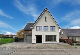 Karaktervolle, alleenstaande woning met drie slaapkamers, volledig gerenoveerd in 2019 en meteen instapklaar. Via de stijlvolle pivoterende...