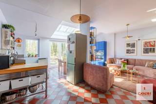 - BEZOEKMOMENT VOLZET -Deze verrassende woning is gelegen in het centrum van Evergem. Op wandelafstand heb je verschillende winkels, scholen, en...