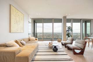 Eén van de iconische gebouwen die de skyline van Antwerpen vormen. <br /><br />Wonen in het centrum van de Stad, aan het vernieuwde operaplein, op de kroon van de Meir en luttele fietsminuten van het Zuid en het Eilandje.<br />Te midden van de Metropool Antwerpen: tussen mode en diamant, tussen "de Leien en de Kaaien", waar oud en nieuw samen komen, het hart van de stad is uw achtertuin. <br /><br />Duurzaamheid en kwaliteit vormen de bouwstenen van de Antwerp Tower. De gevel wordt gekenmerkt door middel van gepolijste betoncomponenten met witte marmergranulaten en lichtgouden raampartijen. Tijdloos elegent, stijlvol eigentijds. <br /><br />Een royale lobby leidt u naar de separate liften die toegang geven tot de bovenste penthouses. De Serenity appartementen zijn gelegen op de 22ste tot en met de 26ste verdieping. <span>Optimale luxueuze afwerking op maat, royale glaspartijen en een uitzonderlijk panoramisch zicht !<br /><br />Wonen in één van de meest iconische gebouwen van Antwerpen ! <br /><br /></span>