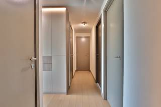 Op zoek naar een BEN-appartement met 2 slaapkamers, mogelijkheid tot aankoop van één of twee autostaanplaatsen en een ruim zuidgericht terras met zicht op het natuurgebied De Rietvelden onder registratierechten?<br /><br />Dit Bijna-Energie-Neutraal-appartement van 2018 is zéér rustig gelegen in woonproject "De Rietvelden", nabij het centrum van Kallo in de Hoog Kallostraat met zicht en aansluiting op het natuurgebied.<br /><br />Het appartement bevindt zich op de tweede verdieping met een bewoonbare oppervlakte van 85,3 m² en een zuid-georiënteerd terras van ca. 9,7 m².<br /><br />De indeling van het appartement is als volgt: ruime inkomhal/nachthal met inbouwvestiairekasten en toegang tot de lichtrijke living met open keuken (voorzien van een granieten werkblad, vaatwasmachine, inductiekookvuur, dampkap, koelkast met vriesvak en combi-oven), twee slaapkamers (beiden voorzien van op maat gemaakte kasten waarvan één met een op maat weggewerkt uitklapbed), ingerichte badkamer (met ligbad en badkamermeubel met lavabo) en een praktische berging (met voorziening voor wasmachine).<br /><br />Aansluitend aan de living, bevindt zich een ruim zuid-georiënteerd terras met zicht op natuurgebied. Het terras is uitgerust met een automatische zonneluifel en automatische zonnescreens.<br /><br />Bij het appartement kunnen optioneel meer dan één ondergrondse autostaanplaatsen aangekocht worden.<br /><br />De voornaamste troeven zijn: de energiezuinigheid (Bijna-Energie-Neutraal met label A), vloerverwarming via een individuele warmtepomp, balansventilatie type D, aanwezigheid van individuele zonnepanelen, rustig zuid-georiënteerd terras met magnifiek verzicht op natuurgebied, conforme elektrische keuring tot 2043, praktische ligging nabij invalswegen (E34, haven, Antwerpen, Beveren, ...) en de zéér rustige ligging.<br /><br />Te koop aan 2% registratierechten (enige eigen woning) of 12% (investering).<br /><br />Benieuwd naar dit uiterst energiezuinig en rustig gelegen appartement nabij natuurgebied "De Rietvelden"?<br />Contacteer ons snel voor meer informatie en/of een bezoek ter plaatse via verkoop@homevast.be of op telefoonnummer 03 344 77 44.