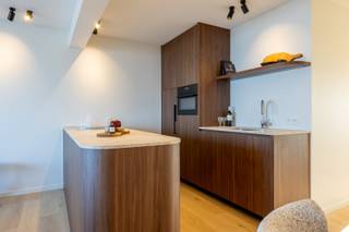 In de residentie Belle Vue vinden we op de 6de verdieping dit luxueus afgewerkt appartement terug. De afwerking via interieurarchitect zorgt voor een harmonie in materiaalkeuze, afwerkingsgraad en alle troeven van een appartement aan zee met frontaal zeezicht. Het appartement aan zee waar luxe en rust samenkomen. Er is mogelijkheid een afgesloten garagebox bij te kopen nabij de residentie. Mogelijkheid tot bijkopen van meubels naar wens.<br /><br />De indeling van het appartement op het 6de verdiep is als volgt:<br />inkom, badkamer, slaapkamer 1, slaapkamer 2 met terras, dressing, wc, leefruimte met open keuken<br /><br />Enkele troeven:<br />- Luxe afwerking<br />- Frontaal zeezicht<br />- Centrale ligging