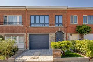 In de Zilvermeeuwstraat te Merksem bevindt zich deze volledig gerenoveerde en instapklare woning met een bewoonbare oppervlakte van circa 135 m². Dankzij het gunstige EPC-label B geniet u hier van een energiezuinige woonst die zowel comfort als modern woonplezier biedt.<br /><br />De lichtrijke leefruimte vormt samen met de open, moderne keuken met eettoog het hart van de woning. De keuken is uitgerust met kwalitatieve toestellen, waaronder een gasvuur, een AEG-oven en een AEG-vaatwasser, en biedt alle ruimte om gezellig te koken en te tafelen.<br /><br />Op de bovenverdieping bevinden zich drie volwaardige slaapkamers waarvan 1 toegang biedt tot een zonnig dakterras, en een badkamer die volledig is ingericht met hedendaags comfort. De woning beschikt bovendien over een kelder en een oprit met inpandige garage, wat zorgt voor veilig en gemakkelijk parkeren en de nodige extra bergruimte.<br /><br />Achteraan ligt een aangename tuin van ongeveer 90 m², een rustige plek waar u kan ontspannen, tuinieren of genieten van gezellige zomeravonden.<br /><br />De ligging van de woning is een absolute troef omdat het zich in een doodlopende straat zonder doorgaand verkeer bevindt, waardoor rust verzekerd is. Tegelijkertijd liggen alle noodzakelijke voorzieningen zoals winkels, scholen, openbaar vervoer en vlotte verbindingswegen richting Antwerpen en de omliggende gemeenten op korte afstand.<br /><br />Deze woning biedt een aangenaam geheel van ruimte, energiezuinigheid en een uitstekende ligging en vormt daarmee de ideale keuze voor wie op zoek is naar een instapklare gezinswoning in Merksem.<br /><br />Bij interesse bel 03 225 00 68 of mail naar laura@wellimmo.net