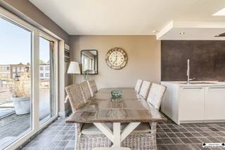<p><span>Ruime en instapklare gezinswoning met 4 slaapkamers, garage en tuin</span></p><p><span>Op zoek naar een ruime en instapklare gezinswoning op een groene en rustige locatie? Deze perfect onderhouden woning in Ekeren combineert ruimte, comfort en een praktische indeling met een uitstekende ligging met zicht op het Veltwijckpark, vlakbij natuurgebied Oude Landen. De woning werd grondig gerenoveerd in 2010 en beschikt over maar liefst vier slaapkamers, twee badkamers, een ruime garage en een tuin.</span></p><h3><span>Indeling</span></h3><p><span>Gelijkvloers</span></p><p><span>Via de inkomhal op het gelijkvloers betreedt u de woning. De ruime inkomhal geeft toegang tot garage, die plaats biedt aan een wagen en bijkomende bergruimte. Verder bevindt zich hier een praktische berging met aansluitingen voor wasmachine en droogkast, evenals de technische ruimte.</span></p><p><span>Achteraan bevindt zich een zeer ruime slaapkamer met zicht op en rechtstreekse toegang tot de tuin via een schuifraam. De slaapkamer beschikt bovendien over een dressing, een ensuite badkamer en een apart toilet. Vanuit de inkomhal is er eveneens toegang tot de kelder.</span></p><p><span>Eerste verdieping</span></p><p><span>De eerste verdieping omvat een lichtrijke gezellige leefruimte met een moderne, open keuken (Kvik). De keuken is volledig uitgerust met Siemens-toestellen, waaronder een microgolfoven, oven en ingebouwd koffiezetapparaat. Verder beschikt de keuken over een vaatwasser, 5-pitsgasvuur, dampkap van Novy en ontzettend veel kastruimte.</span></p><p><span>Aansluitend bevindt zich de lichtrijke eetplaats met zicht op de tuin en het terras. Via de buitentrap heb je vanop het terras rechtstreeks toegang tot de tuin.</span></p><p><span>Verder beschikt deze verdieping over een ruime badkamer met inloopdouche en dubbele lavabo, evenals een tweede, apart gastentoilet.</span></p><p><span>Tweede verdieping</span></p><p><span>Op de tweede verdieping bevinden zich drie slaapkamers. Eén van de slaapkamers beschikt over een ensuite dressing.</span></p><p><span>Tuin</span></p><p><span>De tuin is zowel bereikbaar vanuit de slaapkamer op het gelijkvloers als via de trap vanaf het terras op de eerste verdieping. Een deel van de tuin is overdekt, waardoor je hier in elk seizoen heerlijk kan vertoeven.</span></p><p><span>Achteraan bevindt zich bovendien een zeer ruime tuinberging, ideaal voor tuinmateriaal en extra opslag.</span></p><h3><span>Troeven</span></h3><ul><li><span>Uiterst centrale en rustige ligging</span></li><li><span>Zicht op het groene Veltwijckpark</span></li><li><span>Vlakbij natuurdomein Oude Landen</span></li><li><span>4 slaapkamers</span></li><li><span>2 badkamers</span></li><li><span>Ruime garage</span></li><li><span>EPC-label C</span></li><li><span>Conforme elektrische installatie</span></li><li><span>Grondig gerenoveerd in 2010</span></li><li><span>Dubbele HR-beglazing met automatische rolluiken</span></li><li><span>HR CV-ketel (ca. 3j)</span></li><li><span>Vloerverwarming op de eerste verdieping</span></li><li><span>Gezellige tuin met overdekt gedeelte</span></li></ul><p><span>Een bijzonder aangename gezinswoning met een mooie combinatie van ruimte, comfort en praktische voorzieningen. Gelegen in een rustige straat, met het Veltwijckpark letterlijk aan de overzijde, en tegelijk vlak bij scholen, winkels, openbaar vervoer en andere voorzieningen. Dankzij de vlotte verbindingen ben je bovendien snel in Antwerpen.</span></p><p><span>Een ideale gezinswoning voor wie </span><span>rustig en groen wil wonen, zonder in te boeten aan bereikbaarheid</span><span>. Benieuwd naar meer? Plan vandaag nog je bezoek in via </span><span>www.janssenenjanssen.be</span></p>
