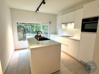 Knap gerenoveerde half open woning met tuin en garage aan de stadsrand in Nieuwpoort. Lichtrijke woonkamer met aansluitend moderne keuken met...