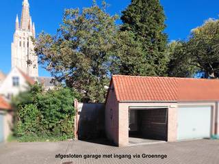 <p>Ben je op zoek naar een uitzonderlijk ruime woning in het hart van Brugge waar elk gezinslid z'n eigen plekje heeft? Deze charmante stadswoning ligt op een absolute toplocatie in het begeerde Onze-Lieve-Vrouwekwartier.<br />Met een royale bewoonbare oppervlakte van maar liefst 208 m², 6 volwaardige slaapkamers, een grote groene tuin én een aanpalende garage is dit de perfecte match voor grote gezinnen, nieuw samengestelde gezinnen of wie op zoek is naar ruimte om wonen en thuiswerken te combineren.<br />De belangrijkste troeven van de woning: 6 volwaardige slaapkamers: Ruimte in overvloed! Iedereen geniet van een eigen plek. Ideaal voor grote of samengestelde gezinnen, of als combinatie met een thuiskantoor, dressing of hobbyruimte.<br />Energiezuinig en toekomstgericht (EPC-score C): Dankzij de gunstige EPC-score C voldoet de woning aan de huidige energienormen en geldt er geen renovatieverplichting.<br />Recente keuken: Modern, ruim en met een prachtig zicht op het terras en de tuin.<br />Recente badkamer: Voorzien van alle hedendaagse comfort.<br />Grote leefruimte: Een lichtrijke en gezellige woonkamer met direct zicht én toegang tot de tuin.<br />Grote, groene stadstuin: Een zeldzame luxe in de Brugse binnenstad! Een heerlijke, rustige buitenruimte waar kinderen veilig spelen en je in alle privacy van het groen geniet.<br />Aanpalende garage: Nooit meer zoeken naar een parkeerplek in het centrum. Je beschikt over een eigen private garage direct aan de woning voor een wagen, fietsen en extra opbergruimte.</p><p>Toplocatie: Onze-Lieve-Vrouwekwartier ("Gouden Driehoek")<br />De ligging brengt het beste van twee werelden: de rust en charme van een van de mooiste buurten van Brugge, gecombineerd met alle voorzieningen op wandelafstand: Diverse basisscholen en secundaire scholen (zoals de Frères en Sint-Andreas) bevinden zich op slechts enkele minuten wandelen. Winkels en boodschappen: Ambachtelijke bakkers, slagers en lokale kwaliteitswinkels liggen om de hoek. Station Brugge: Slechts 5 minuten fietsen.</p>
