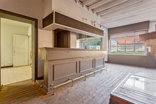 Dit pand werd voorheen uitgebaat als café met bovenliggend een appartement.  Heel veel mogelijkheden aangezien mooi perceel van 536m²...