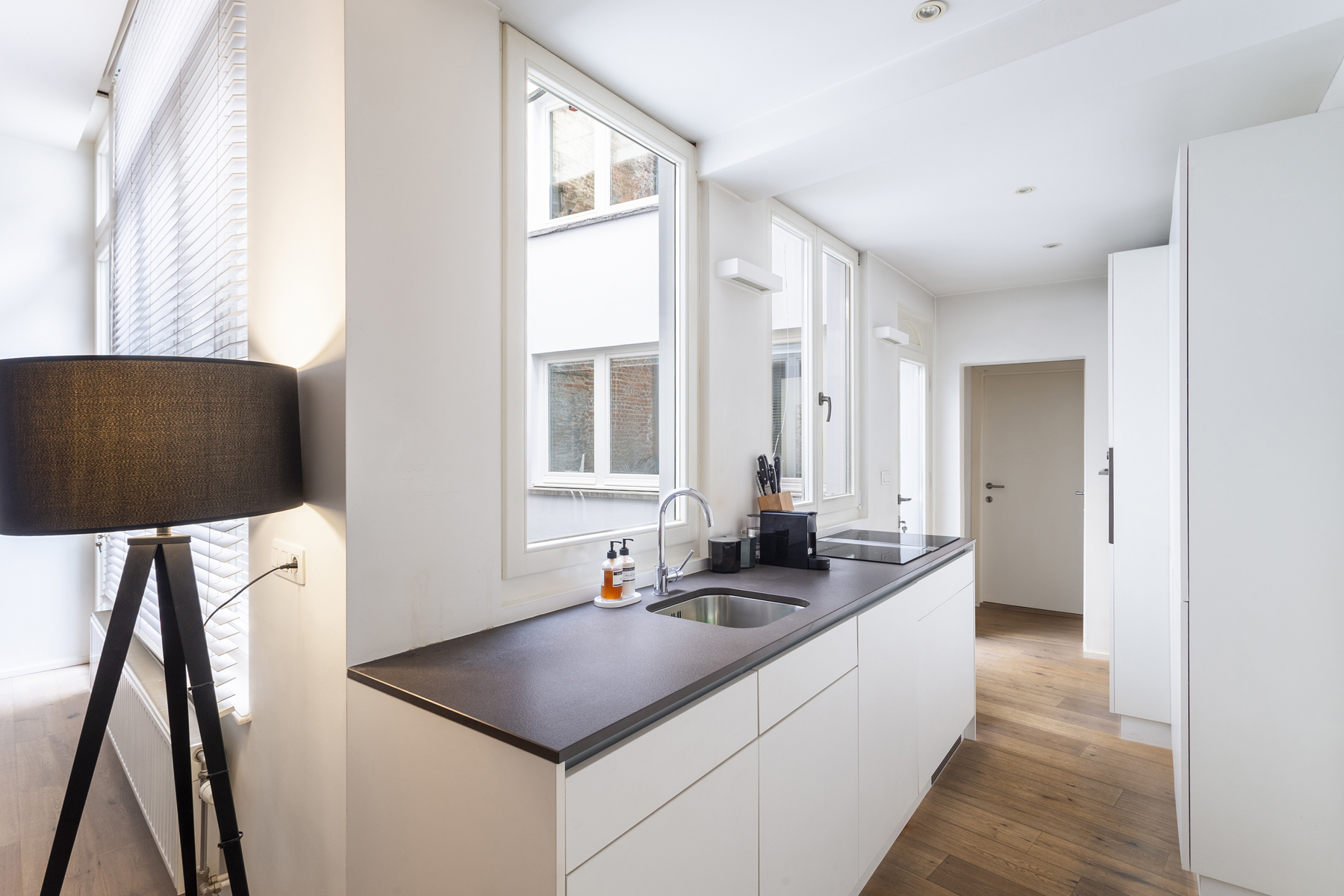 Gelijkvloers appartement met terras nabij historisch centrum - foto 4