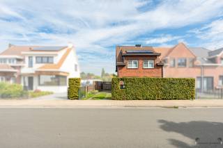 <h2><span>Move-in-ready semi-detached home with 3 to 4 bedrooms, a garden, and a storage shed in Kapellen</span></h2><p><span>Located on the quiet Akkerstraat in Kapellen, this semi-detached home offers a living area of approximately 138 m², excluding the attic. Shops, schools, public transportation, and the center of Kapellen are all easily accessible.</span></p><p><span>On the ground floor, you enter the living area, which opens onto the renovated, fully equipped kitchen. </span></p><p><span>The first floor features two bedrooms. The spacious master bedroom can be divided, allowing you to create a third bedroom here. This floor also includes a bathroom with a shower, sink, and toilet. The attic offers the possibility of converting it into a fourth bedroom.</span></p><p><span>Outside, you can enjoy a spacious, east-facing garden. At the back, there is a storage shed and an extra-tall carport suitable for a camper or trailer.</span></p><p><span>Thanks to the solar panels, home battery, and favorable EPC rating of C, you can enjoy comfortable living here with low energy consumption.</span></p><p><span>Highlights:</span></p><ul><li><span>Approx. 138 m² of living space, excluding the attic </span></li><li><span>Potential for 3 to 4 bedrooms </span></li><li><span>Renovated kitchen and shower room </span></li><li><span>Spacious yard and storage shed </span></li><li><span>High carport for a RV or trailer </span></li><li><span>Solar panels, home battery </span></li><li><span>EPC rating: C</span></li></ul><p><span> </span></p><p><span> </span></p><p><span>Discover the possibilities of this home for yourself! Contact us to schedule a visit!</span></p>