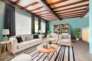 Dit gelijkvloers appartement met 2 slaapkamers en centrale verwarming op aardgas biedt een ruime leefruimte met open keuken. Verder is er een...