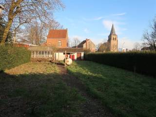 Deze charmante te renoveren woning is centraal gelegen, op een mooi groot perceel van 671 m². De inkomhal heeft een karaktervolle uitstraling door...