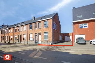 In Buggenhout, pal bij de grens van zowel centrum Buggenhout, als centrum Opdorp, bieden we u deze direct instapklare gezinswoning met 4...