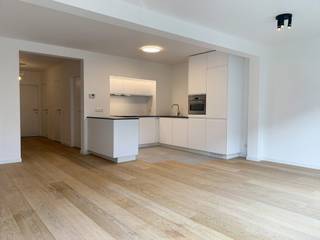 <strong>Modern appartement met 2 slaapkamers en terras op toplocatie in Turnhout. • EPC: 91 kWh/m²/jaar • Beschikbaarheid: onmiddellijk</strong><br /><br /><strong>Ligging: </strong>Dit energiezuinige appartement bevindt zich op een rustige, centrale locatie in Turnhout. Winkels, openbaar vervoer, scholen en belangrijke invalswegen liggen op korte afstand. Het appartement is gelegen op de eerste verdieping, bereikbaar via trap of lift, wat het zowel praktisch als toegankelijk maakt.<br /><br /><strong>Indeling: </strong>Inkomhal • Leefruimte met open keuken • Berging/Wasplaats • Toilet • Badkamer • Slaapkamer 1 • Slaapkamer 2 • Terras<br /><br /><strong>Beschrijving</strong>: Dit instapklare appartement combineert modern wooncomfort met een energiezuinige afwerking. De leefruimte vormt het hart van de woning en sluit naadloos aan op de open keuken, ideaal voor wie houdt van een open en luchtige woonbeleving. Dankzij het aangename terras geniet je van extra buitenruimte.<br />De slaapkamers zijn praktisch ingedeeld en bieden voldoende ruimte voor slaap- of werkfunctie. De badkamer en het apart toilet zijn modern afgewerkt. De berging/wasplaats zorgt voor extra opbergruimte en functionaliteit.