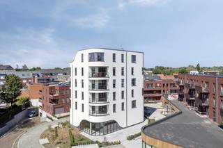 Nouveau projet de construction Parkview à Boom : les appartements sont complètement prêts ! Seuls quelques appartements prêts à emménager sont encore disponibles. Venez découvrir rapidement ces dernières unités, y compris le show-house.Chaque appartement (2-3 chambres, terrasse ensoleillée, rez-de-chaussée avec jardin) a une finition « clé sur la porte » avec un souci du détail, un style intemporel et tout le confort moderne. La durabilité est essentielle : tous les appartements sont quasiment neutres sur le plan énergétique (E20, fiscalement avantageux). Des matériaux durables et de haute qualité ont été utilisés régulièrement.Le Parkview in Boom est idéalement situé à quelques minutes à pied et à vélo du centre. La commune bénéficie d'une situation très centrale : Anvers, Bruxelles, Malines et Lierre sont à 20 minutes de trajet, grâce à la connexion à l'A12 et à l'E19. Les arrêts de bus situés à proximité offrent une connexion optimale avec les transports en commun à destination d'Anvers, Malines et Bruxelles. De plus, il bénéficie d'un emplacement paisible à proximité des rives du Rupel.Contactez-nous dès aujourd'hui pour plus d'informations sur ce nouveau projet de construction unique à Boom au 03 888 38 88 ou boom@dewaele.com