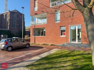 Instapklaar lichtrijk nieuwbouwappartement bestaande uit inkomhal, ruime living, open geïnstalleerde keuken, 3 slaapkamers (of 2 slaapkamers met bureel), wasplaats (berging), badkamer met bad, douche en dubbele lavabo en ruim overdekt terras. Ondergrondse ruime kelderberging en overdekte autostaanplaats inbegrepen. Gevoel van ruimte en veel lichtinval!