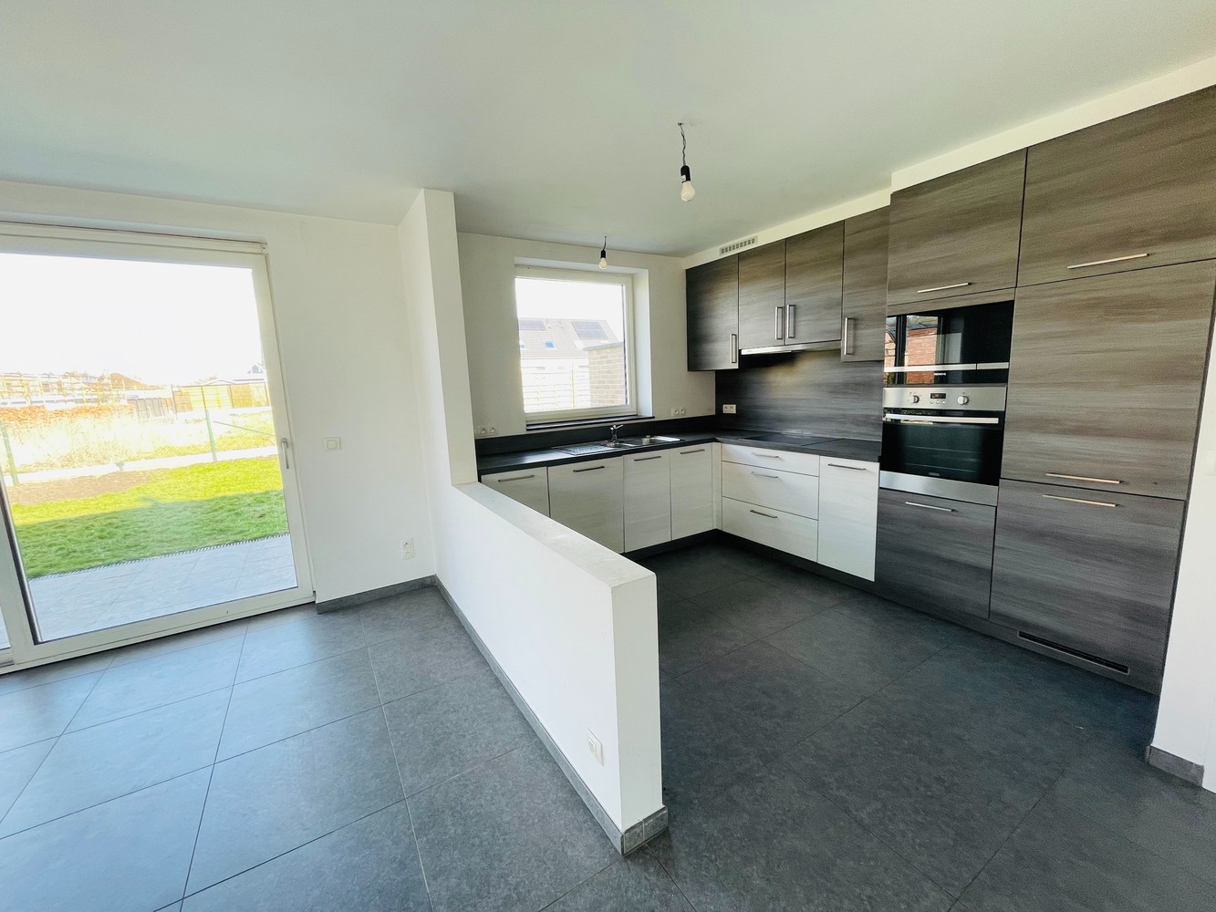 Waardamme , rustige residentiële ligging , RECENT gebouwde LICHTRIJKE ENERGIEZUINIGE woning met 3 slaapkamers, oprit, tuin en garage. - foto 5