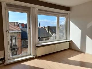 Dit appartement werd recent volledig opgefrist. Het bevindt zich op de 4eV van Residentie Massenet. De indeling is als volgt: zeer ruime inkom met gastentoilet, lichtrijke leefruimte, volledig geïnstalleerde keuken met ontbijthoek, 2 slpks waarvan 1 met terras, badkamer met bad + badkamermeubel. In de kelder is er een privatieve kelderberging aanwezig. <br /><br />Het appartement met mobiscore 9.5/10 is gelegen in een residentiële buurt, op wandelafstand van tram- en bushaltes, nabij winkels, scholen, campussen, sport en ontspanning. <br /><br />Ligging pand: Bernard Spaelaan 83 te 9000 GENT<br />Opp.: 85m²<br /><br />Prijs: €1195/maand.<br />AK: €175/ maand (AK, CV en water) provisie.<br />Elektriciteit individueel.<br />EPC: B<br />Beschikbaar: onmiddellijk<br /><br />Info en bezoek via E.: marianne@devastgoedlink.be en/of M.: 0474 88 29 43. 