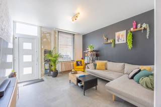 Ontdek deze leuke woning vlakbij het centrum van Harelbeke. Dankzij de ligging zijn voorzieningen nooit veraf. Winkels, scholen, openbaar vervoer,...