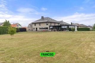 In de Sluizenstraat 159 in Bredene vind je een plek waar ruimte, comfort en karakter moeiteloos samenvloeien. Van zodra je de oprijlaan opkomt,...