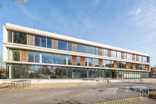 <p>Te koop: lichtrijke kantoren in het recente bedrijfscomplex ‘Z-Offices’ te Zwevegem<br /><br />In de Blokkestraat in Zwevegem, vlak bij de N391 en E17, vind je deze moderne kantoorruimte in het recente Z-Offices-complex.<br />Met 719 m² bewoonbare oppervlakte en 14 parkeerplaatsen voor de deur biedt dit pand een uitstekende mix van comfort, bereikbaarheid en representativiteit.<br /><br />Wat maakt dit pand uniek?<br />De kantoren zijn lichtrijk en afgewerkt met kwalitatieve tapijttegels, verlaagd plafond met verlichting en volledige klimaatregeling (airco, ventilatie, parlofonie).<br />Alles is voorzien voor een efficiënte en aangename werkomgeving.<br />Dankzij de centrale ligging nabij belangrijke invalswegen is dit de ideale uitvalsbasis voor klanten en medewerkers.<br /><br />Voor wie is dit ideaal?<br />Een instapklaar en representatief kantoor, perfect voor ondernemingen die willen investeren in een professionele werkplek met optimale bereikbaarheid en comfort.<br /><br />Te koop via Immo Beguin, jouw vastgoedexpert sinds 2009. <br />Met kantoren in Ronse, Waregem, Kortrijk, Deinze, Doornik en Lessines.</p>