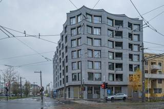 De handelsruimten van The London Residence liggen in de Cadixwijk, het kloppend hart van het Eilandje met een groen stadsplein en heraangelegde wegen. Een leefbare en <br />dynamische buurt die uitstekende troeven biedt om uw activiteiten verder uit te bouwen.<br /><br />The London Residence voorziet in een aantal fraaie, volledig naar smaak in te richten handelsruimtes die casco worden opgeleverd. De gunstige ligging zorgt voor zichtbaarheid en <br />garandeert een grote passage. De architectuur en afwerking van het gebouw geven het geheel extra uitstraling en karakter. Binnenin vormen de hoge plafonds en de mooie <br />glaspartijen de absolute blikvangers. De ruimtes zijn uitermate geschikt voor bv. speciaalzaken of boetieks, evenals voor kantoren of art galleries. Met een toplocatie en <br />de perfecte omkadering heeft dit prachtige pand alles in huis om uw onderneming te laten uitgroeien tot een bloeiende zaak.<br /><br />Verkoop onder het stelsel van registratierechten voor wat betreft het grondaandeel, BTW voor wat betreft de constructie.<br />Contacteer geheel vrijblijvend ons kantoor voor meer informatie of een bezoek ter plaatse en ontdek zo de verschillende mogelijkheden. <br /><br />Stedenbouwkundige inlichtingen: vg, gvv, wg, gvkr, gmo<br />P-score: A<br />G-score: A<br />EPB Startverklaring beschikbaar.