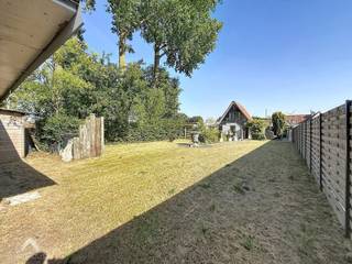 <p>Halfopen bebouwing op een perceel van 895 m², gelegen in een oase van groen en rust nabij het natuurgebied De Gavers. De woning bestaat uit een inkomhal met gastentoilet, een gezellige leefruimte met draaitrap, een praktische keuken met eethoek en zicht op de tuin en een veranda die zorgt voor een aangename verbinding tussen binnen en buiten. Verder zijn er twee ruime slaapkamers, een polyvalente tussenruimte die perfect kan dienen als bureau of dressing, een badkamer met douche en lavabo, een inpandige garage en meerdere bergingen. Het bijgebouw vormt een absolute meerwaarde en beschikt op het gelijkvloers over een wellnessruimte met sauna en infraroodcabine en op de verdieping over een studio. Een ideale woning voor natuurliefhebbers, dierenliefhebbers en iedereen die op zoek is naar een eigendom met karakter, privacy en tal van mogelijkheden</p>
<p>Extra troeven:</p>
<ul>
<li>Energiezuinige (EPC B)</li>
<li>24 zonnepanelen</li>
<li>Warmtepomp (koelen en verwarmen)</li>
<li>Rolluiken op de Veluxramen</li>
<li>Regenwaterputten van in totaal 30.000 l</li>
<li>Perceel van 895 m²</li>
<li>Veel mogelijkheden dankzij ruim bijgebouw (2 verdiepingen)</li>
<li>Wellnessvoorzieningen</li>
<li>Zonnige tuin met zicht op De Gavers</li>
</ul>
<br />
<p>Te koop zonder makelaar via Smart Houses. Wenst u meer informatie of een bezoek? Contacteer rechtstreeks de eigenaar +32477774111</p>