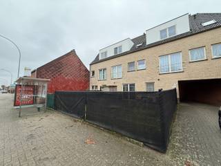 Duplex appartement op de 1ste verdieping.Het appartement bestaat uit een leefruimte met open keuken.De uitrusting van de keuken omvat een ijskast,...