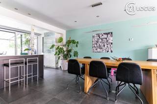 <p><strong><span>Exclusieve bel-etage met praktijkruimte en tuin</span></strong></p>
<p><span>Soms ligt een woning op de perfecte locatie. Soms biedt ze uitzonderlijk veel ruimte. Soms geniet u van hoogwaardige afwerking en optimaal wooncomfort. Zelden vindt u een woning die dit alles combineert.</span></p>
<p><span>Achter de moderne gevel schuilt een volledig gerenoveerde woning waar kwaliteit, functionaliteit en woonbeleving centraal staan. Met maar liefst </span><strong><span>205 m² bewoonbare oppervlakte</span></strong><span>, een </span><strong><span>polyvalente ruimte van 32 m²</span></strong><span>, een </span><strong><span>inpandige garage</span></strong><span> en </span><strong><span>twee private parkeerplaatsen</span></strong><span> op eigen terrein onderscheidt deze woning zich moeiteloos.</span></p>
<p><span>De lichtrijke leefruimte sluit naadloos aan op de stijlvolle, volledig uitgeruste keuken. Grote raampartijen geven toegang tot het zonnige </span><strong><span>dakterras van 30 m²</span></strong><span> met elektrische zonneluifel. Via de buitentrap bereikt u de gezellige, zuidoost georiënteerde tuin die verrassend veel privacy biedt.</span></p>
<p><span>De woning werd met veel oog voor detail gerenoveerd en afgewerkt met hoogwaardige materialen. Maatwerk vormt de rode draad doorheen het interieur, met ingebouwde kasten, op maat gemaakte bureaus en een stijlvolle dressing. Praktische extra's zoals vloerstopcontacten en automatische verlichting zorgen voor extra comfort.</span></p>
<p><span>Op de tweede verdieping bevinden zich twee ruime slaapkamers, een dressing en een moderne badkamer. Op het gelijkvloers vindt u een volwaardige multifunctionele ruimte met eigen badkamer. Ideaal als praktijkruimte, thuiskantoor, hobbyruimte, zorgunit of studio met de mogelijkheid tot een keuken voor een inwonend gezinslid.</span></p>
<p><span>Ook energetisch scoort deze woning uitstekend dankzij HR-beglazing, fotovoltaïsche zonnepanelen, een groendak en een gunstig </span><strong><span>EPC-label B</span></strong><span>.</span></p>
<p><span>Rustig gelegen in een doodlopende straat, midden in het groen en toch vlak bij het dorpscentrum, winkels en scholen. De tramhalte bevindt zich op slechts 100 meter, waardoor u in ongeveer 10 minuten in het centrum van Antwerpen staat.</span></p>
<p><strong><span>Troeven</span></strong><br /><span>✔ 205 m² bewoonbare oppervlakte</span><br /><span>✔ Polyvalente ruimte van 32 m²</span><br /><span>✔ EPC B</span><br /><span>✔ Fotovoltaïsche zonnepanelen</span><br /><span>✔ Dakterras van 30 m² met elektrische zonneluifel</span><br /><span>✔ Zuidoost georiënteerde tuin</span><br /><span>✔ Inpandige garage + 2 parkeerplaatsen</span><br /><span>✔ Hoogwaardige afwerking op maat</span><br /><span>✔ 2 badkamers</span></p>
<p><strong><span>Discovery Day op woensdag 15 juli</span></strong><span> – uitsluitend op afspraak. De beschikbare tijdsloten zijn beperkt. Contacteer ons vandaag nog en ontdek zelf de ruimte, afwerking en veelzijdigheid van deze unieke woning.</span></p>