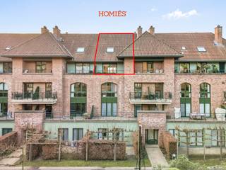 Welkom in dit uniek duplexappartement gelegen aan Mechelsevest 12 in Leuven, op een uitzonderlijke en zeer rustige locatie in het Keizershof, één van de meest bijzondere woon­gemeenschappen van de stad met een prachtige binnenkoer. Het appartement bevindt zich op de derde en bovenste verdieping en is vlot bereikbaar met de lift. Ondanks de serene ligging bevindt u zich op slechts enkele minuten van het stadscentrum, met bushaltes in de nabije omgeving en een strategische aansluiting op belangrijke invalswegen en de autostrade. De ruime en lichtrijke leefruimte vormt het hart van het appartement en geeft uit op twee terrassen aan weerszijden, waardoor u op elk moment van de dag van de zon kan genieten. Aansluitend bevindt zich de keuken, die samen met de badkamer zal worden opgefrist voor de nieuwe huurder, evenals een gastentoilet op dit niveau. Op de bovenverdieping vindt u twee volwaardige slaapkamers, een badkamer, een wasruimte en een tweede toilet. Het appartement is energiezuinig met EPC-label B en beschikt over een private parkeerplaats in de ondergrondse garage, inbegrepen in de huurprijs. Daarnaast zijn er gemeenschappelijke afvalcontainers, een fietsenstalling en een conciërge die instaat voor de goede werking van het gebouw. De maandelijkse huur bedraagt €1350, met een provisie van €200 voor gemeenschappelijke lasten en privé waterverbruik; elektriciteit, gas en internet worden individueel afgesloten. Beschikbaar vanaf 15 april. Interesse? Mail naar info@homies.be.