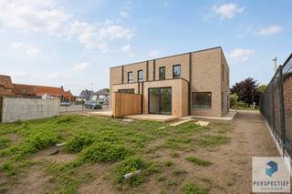 Deze halfvrijstaande nieuwbouwwoning in moderne bouwstijl is afgewerkt volgens de huidige EPB-regelgeving. Deze BEN-woning is gelegen in een rustige residentiële straat op de rand van Bentille.<br />De woning bevat een garage en een tuin met reeds aangelegde oprit en toegangspad rondom de woning, alsook een terras met terraswand in thermowood. De tuin is reeds voorzien van een afsluiting. De keuken (niet inbegrepen) is vrij te kiezen en te voorzien door de koper. <br />Deze strakke kubistische volumeswoning straalt een moderne architectuur met warme houten accenten uit en is voorzien van alle hedendaagse comfort, zoals o.m. warmtepomp (lucht-water), vloerverwarming, ventilatiesysteem D, regenwaterput 7500l, etc. <br /><br />INDELING: inkom met trap, toilet, ruime lichtrijke woonkamer met open keuken. De woonkamer en keuken zijn voorzien van grote raampartijen, die veel daglicht bieden en uitzicht op de tuin. De keuken geeft uit tot het aangelegde terras. Naast de keuken is er een berging en toegang tot de garage vooraan. Op de eerste verdieping zijn er drie slaapkamers, een berging en een badkamer met vrijstaand ligbad in organische vorm, een inloopdouche en een dubbele lavabo. Op de nachthal bevindt zich een afzonderlijk toilet.<br /><br />Contacteer PERSPECTIEF VASTGOED – 7 op 7 bereikbaar – voor meer informatie of een bezoek.<br />Bel 050/550.750 of mail naar info@perspectiefvastgoed.be.