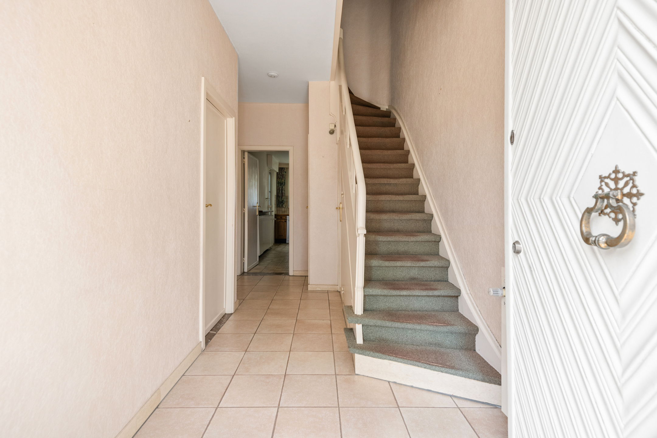 Ruime woning met 3 slaapkamers, tuin en bijzonder grote kelder - foto 5