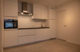 <p>Ontdek dit prachtige nieuwbouwappartement op het gelijkvloers van de groene nieuwbouwsite Villa Alixe in Lokeren! Het appartement combineert een hoogwaardige afwerking met hedendaags wooncomfort, moderne voorzieningen en een uitstekende energiezuinigheid.</p><p>Bij het binnenkomen word je verwelkomd in de inkomhal met gastentoilet. De volledig geïnstalleerde open keuken sluit naadloos aan op de lichtrijke leefruimte, waar de grote raampartijen zorgen voor een aangename natuurlijke lichtinval en een mooie verbinding met het aansluitende terras. Verder beschikt het appartement over een praktische berging, een nachthal, twee volwaardige slaapkamers en een ruime badkamer met douchebad en dubbele wastafel. Dankzij het aanwezige systeem kan het appartement zowel verwarmd als gekoeld worden, waardoor je het hele jaar door geniet van een aangenaam binnenklimaat. Bovendien is het appartement uitgerust met een alarmsysteem en individuele zonnepanelen.</p><p>Met een EPC-label A en ventilatiesysteem D geniet je van een bijzonder energiezuinige woonomgeving. Ook de ligging is een absolute troef: de groene site bevindt zich vlak bij het openbaar vervoer, winkels en het centrum van Lokeren. Dankzij de vlotte verbinding met verschillende belangrijke invalswegen en snelwegen bereik je de kust in ongeveer een uur. Ook steden zoals Antwerpen, Gent en Brussel zijn zowel met de wagen als met de trein vlot bereikbaar.</p><p>Parkeren in de Oeverparkdreef is mogelijk met de correcte bewonerskaart. Bovendien is er in de ondergrondse garage een fietsenstalling voorzien, die gemakkelijk bereikbaar is via een fietslift of via gewone toegang.</p><p>De huurprijs bedraagt € 1.100 per maand, aangevuld met € 80 gemeenschappelijke kosten. Het appartement is onmiddellijk beschikbaar.</p><p>Ben je op zoek naar een modern, hoogwaardig afgewerkt en energiezuinig appartement op een uitstekende locatie? Neem dan snel contact op voor een bezoek!</p>