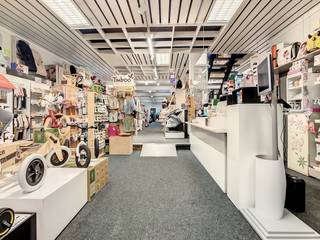 Deze handelsruimte, gelegen op de Turnhoutsebaan, biedt verschillende mogelijkheden. Het pand beschikt over voldoende handelsruimte, opslagruimte, een kantoor en studio. De kelder is ook toegankelijk via de Sint-Erasmusstraat met de auto, ideaal voor leveringen.<br /><br />INDELING:<br /><br />Kelder: <br />- Momenteel ca. 220 m² opslag, hier is parking mogelijkheid.<br />- Winkelruimte van ca. 100 m²<br /><br />Gelijkvloers:<br />- Winkelruimte van ca. 320 m²<br />- Kantoorruimte ca. 26 m²<br /><br />Eerste verdieping:<br />- Winkelruimte van ca. 200 m²<br />- Studio van ca. 25 m²<br /><br />De bereikbaarheid wordt gegarandeerd door de nabijheid van de belangrijke invalswegen en het openbaar vervoer.<br /><br />Specificaties:<br />- Totale oppervlakte van ca. 874 m²<br />- Zeer goed bereikbaar<br />- Veel passage<br />- Brede etalage<br />- Optimale zichtbaarheid<br />- Mogelijkheid voor ondergrondse parking <br /><br />Bent u geïnteresseerd in een handelspand te koop in Antwerpen? Aarzel dan niet om ons te contacteren.  <br />Had u graag uw eigen eigendom te koop aangeboden contacteer ons dan voor een vrijblijvende schatting, telefonisch op het nummer 03/206.76.76 of per mail naar antwerpen@dewaele.com.<br /><br />Ook voor alle andere vragen omtrent vastgoed kan u steeds bij ons kantoor te Antwerpen terecht! 