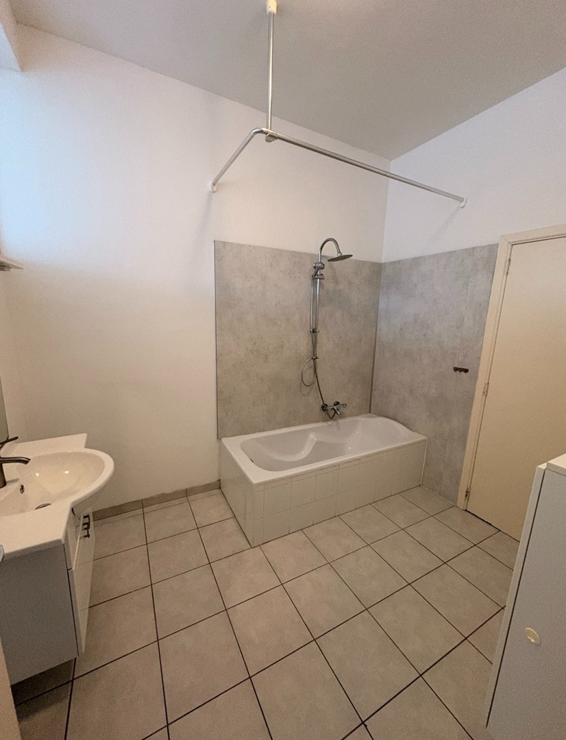 Ruim gelijkvloers appartement met drie slaapkamers in Maaseik - foto 5