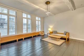 So Estates stelt u dit volledig gerenoveerde appartement met twee slaapkamers voor, gelegen Rozendaal 1 in Brussel, in een autoluwe...