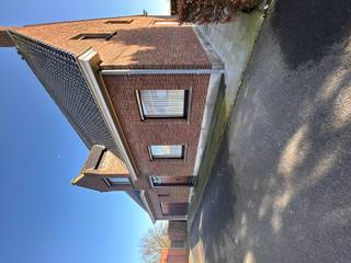 Ruime open bebouwing met 5 slaapkamers te koop.<br />Deze woning uit 1978 biedt veel ruimte en mogelijkheden voor wie op zoek is naar een gezinswoning met vijf slaapkamers. De grote leefruimtes en praktische indeling maken het huis ideaal voor een groter gezin of wie graag extra hobby- of werkruimte heeft.
<p><strong>Belangrijkste ruimtes:</strong><br />• Ruime woonkamer met veel lichtinval<br />• Keuken met dubbele spoelbak, vaatwasser, dampkap, koelkast, oven en elektrische kookplaat<br />• 5 slaapkamers<br />• Badkamer met douche, ligbad, toilet en dubbele wastafel<br />• Berging voor extra opslag<br />• 2 Garages<br />• Kelder<br />• Zolder</p>
<strong>Troeven:</strong>

<p>• Centrale ligging nabij het administratief centrum<br />• 5 volwaardige slaapkamers<br />• Praktische indeling met veel bergruimte</p>

<p>renovatieplicht</p>

<p>Neem vandaag nog contact op met je ERA-makelaar voor een bezoek.<br />JOUW DROOMHUIS. ZO GEVONDEN!</p>