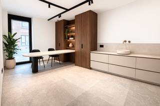 Deze praktijkruimte geniet een centrale ligging te Wakken (Dentergem) met vlotte verbinding naar Tielt, Waregem, … en is afgewerkt met...