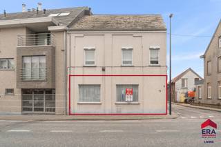 <p>Ben je op zoek naar een gelijkvloers appartement met 2 slaapkamers, private parkeerplaats en vlotte verbindingen in een kleinschalig gebouw? Gevonden!</p>
<p>Dit gelijkvloers appartement is strategisch gelegen vlakbij de oprit van de E40 en op wandelafstand van openbaar vervoer en het station van Haaltert, ideaal voor wie belang hecht aan een vlotte bereikbaarheid.<br />Het appartement maakt deel uit van een kleinschalig gebouw met slechts 2 appartementen en uiten beschikt het appartement nog over een privatief gedeelte waar de mogelijkheid bestaat om een buitenkoer te creëren.<br /><br />Binnenin geniet je van een ruime leefruimte met open keuken, twee slaapkamers en een ruime badkamer uitgerust met bad, badkamersmeubel en toilet. Dankzij de centrale verwarming op aardgas is het comfort alvast aanwezig. Een extra troef is de private parkeerplaats die inbegrepen is in de prijs. Bovendien beschikt het appartement over een asbestveilig attest.<br />De elektriciteit was conform tot 2024, maar een nieuwe keuring dient aangevraagd te worden. Hou er wel rekening mee dat het appartement onder de renovatieverplichting valt. Verder is dit appartement stedenbouwkundig niet vergund, regularisatie is niet mogelijk, maar de huidige toestand wordt wel gedoogd.<br />Ben je op zoek naar een betaalbaar appartement met potentieel, private parking en een uitstekende ligging? Contacteer ons dan snel voor meer info of een bezoek!</p>