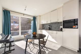 <h3><span>Nieuwbouw appartement met ruim terras in Mortsel</span></h3><h3><span> </span></h3><p><span>In een rustige en vlot bereikbare omgeving in Mortsel bevindt zich dit </span><span>energiezuinige nieuwbouwappartement</span><span> gelegen aan </span><span>Oudebaan 1</span><span>.</span></p><p><span>Dit appartement combineert modern wooncomfort met kwalitatieve afwerking en een doordachte indeling.</span></p><p><span> </span></p><p><span>Het appartement beschikt over </span><span>één volwaardige slaapkamer </span><span>en geniet van een </span><span>ruim terras</span><span>, ideaal om in alle rust te ontspannen of gezellig buiten te vertoeven.</span></p><p><span>Dankzij de aanwezigheid van </span><span>vloerverwarming</span><span> en </span><span>zonnepanelen</span><span> woont u hier niet alleen comfortabel, maar ook toekomstgericht en energie-efficiënt.</span></p><p><span>De afwerking gebeurt met </span><span>kwalitatief hoogstaande materialen</span><span>, wat zorgt voor een hedendaagse uitstraling en een duurzame woonkwaliteit.</span></p><p><span> </span></p><p><span>Extra troeven:</span></p><ul><li><span>Hoogwaardige materiaalkeuzes</span></li><li><span>Kleinschalige blok</span><span> zonder lift (zéér lage gemeenschappelijke kosten)</span></li><li><span>Ventilatie D+</span><span> met warmterecuperatie en CO2-sensoren;</span><span> </span></li><li><span>Zonnepanelen</span><span>, afzonderlijk </span><span>per appartement</span><span> op individuele meter (1.750Wp)</span><span> </span></li><li><span>BEN </span><span>appartement</span></li><li><span>Gemeenschappelijke kelder </span></li><li><span>Privatieve kelder </span><span>(verplicht bij aan te kopen aan € 14.880 / € 14.240 / € 11.050 / € 9.180 excl. btw)</span></li><li><span>Mogelijkheid tot aankoop van een </span><span>autostaanplaats aan € 27.500 excl. btw</span></li><li><span>Nieuwbouw aankoop onder </span><span>btw-stelsel (21%)</span></li><li><span>Ideaal als eigen woonst of als investering</span></li></ul><p><span> </span></p><p><span>De </span><span>verdeling tussen het grondaandeel en de constructie</span><span> kan u terugvinden op onze website.</span></p><p><span> </span></p><p><span> </span></p><p><span>Gratis schatting van uw eigendom? Aarzel zeker niet ons te contacteren.</span></p><p><span> </span></p>
