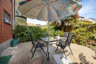 <h2><span>Gelijkvloers studio-appartement met terras en parking op rustige locatie in Mortsel</span></h2><p><span>Op een aangename en centrale locatie in </span><span>Mortsel</span><span> bevindt zich dit verzorgd </span><span>gelijkvloers studio-appartement </span><span>(vergund als studio) met een ruim terras, privatieve parkeerplaats en praktische berging (vergund als garage). De woning ligt in een rustige woonomgeving, op korte afstand van winkels, scholen, openbaar vervoer en belangrijke verbindingswegen naar Antwerpen. Ook het groene Fort 4 en diverse wandel- en fietsroutes bevinden zich vlakbij.</span></p><p><span>Vooraan beschikt het appartement over een </span><span>verharde voortuin</span><span> met </span><span>privatieve parkeerplaats</span><span> en toegang tot een handige </span><span>berging</span><span> (vergund als garage) via een garagepoort.</span></p><p><span>Via de ruime inkomhal kom je in de aangename </span><span>leefruimte</span><span>, die uitkijkt op het </span><span>terras</span><span>. De </span><span>ingerichte keuken</span><span> geniet eveneens van een mooi zicht op de buitenruimte.</span></p><p><span>De </span><span>badkamer</span><span> is uitgerust met een wastafel, douchebad en toilet. Daarnaast is er voldoende plaats voorzien voor een wasmachine en droogkast.</span></p><p><span>Dankzij de gelijkvloerse ligging, de buitenruimte en de parkeermogelijkheid vormt dit appartement een interessante opportuniteit voor starters, alleenstaanden of investeerders.</span></p><p><span>Troeven:</span></p><ul><li><span>Privatieve parkeerplaats</span><span> en ruime berging (vergund als garage)</span></li><li><span>Grote buitenruimte</span></li><li><span>Rustige en centrale ligging nabij winkels, scholen en openbaar vervoer </span></li><li><span>Vlakbij </span><span>Fort 4</span><span> en diverse groenzones </span></li></ul><p><span> </span></p><p><span>Interesse in dit praktisch gelegen studio-appartement in Mortsel? Neem contact op via 036466655 of info@sinjoor.be</span></p>