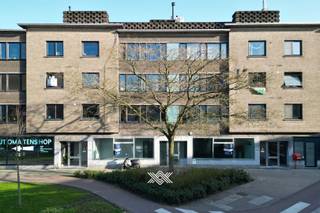 Deze veelzijdige handelsruimte van 199 m² is gelegen op het gelijkvloers in residentie Steenakker aan de Zwijnaardsesteenweg in Gent. Het pand is momenteel ingedeeld in een inkomhal, drie afzonderlijke ruimtes, een keuken, twee toiletten, twee bergingen en een technische ruimte. Deze casco andelsruimte dient een totaalrenovatie te ondergaan en kan zo volledig naar eigen smaak en goesting worden afgewerkt. Dankzij de grote raampartijen genieten de ruimtes van overvloedig daglicht en een sterke visuele aanwezigheid in het straatbeeld. <br /><br />De ligging is één van de sterke troeven van dit pand. De Zwijnaardsesteenweg is een belangrijke verbindingsas in Gent en kent de constante stroom van verkeer en passage. In de directe omgeving bevinden zich tal van voorzieningen, diensten en instituten, wat de aantrekkelijkheid en dynamiek van deze locatie versterkt. Bovendien is de bereikbaarheid uitstekend: zowel met de wagen als het met openbaar vervoer. <br /><br />EPC: C / CV op aardgas / EK niet-conform / niet-asbestveilig <br /><br />Het goed is een niet-residentiële gebouweenheid die deel uitmaakt van een groter gebouw dat niet volledig verkocht wordt. De koper is dus verplicht om ten laatste tegen 29 juni 2029 te voldoen aan de renovatieverplichting met een minimaal aantal maatregelen rond beglazing, verwarming en koeling. <br /><br />Interesse? sarie@landbergh.be of 09 278 78 79