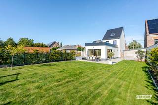 In het gezellige Impe, deelgemeente van Lede, bevindt zich deze trendy en smaakvol ingerichte gezinswoning. De woning werd in 2024 volledig gerenoveerd en afgewerkt en is vandaag helemaal klaar voor haar nieuwe bewoners. Een ideale thuis voor wie houdt van een eigentijds interieur, veel licht en aangename open leefruimtes.<br /><br />Bij het binnenkomen krijg je meteen toegang tot de bijzonder ruime, open leefruimte. Deze loopt naadloos over in de lichtrijke leefkeuken met eetplaats, die mee het hart van de woning vormt. De grote raampartijen brengen overvloedig natuurlijk licht binnen en zorgen voor een bijzonder aangename woonbeleving. Op de eerste verdieping bevindt zich de ruime hoofdslaapkamer met aansluitend de volledig uitgeruste badkamer. De tweede verdieping biedt nog twee volwaardige slaapkamers, waardoor de woning perfect aansluit bij de behoeften van een jong gezin. Ook buiten werd gekozen voor comfort en onderhoudsgemak. De tuin werd verzorgd en onderhoudsvriendelijk aangelegd, terwijl de ruime oprit voor voldoende parkeergelegenheid zorgt. Een mooie extra troef is de afzonderlijke garage, ideaal voor de wagen, fietsen of bijkomende bergruimte. Ook technisch heeft deze woning een sterke basis: ze beschikt over een EPC-label C, is asbestveilig en heeft een conforme elektrische installatie.<br /><br />Kortom, een volledig gerenoveerde en smaakvol ingerichte gezinswoning waar ruimte, licht en hedendaags wooncomfort mooi samenkomen. Interesse? Vraag je bezoek aan via Immo Francois en ontdek deze woning in Impe ter plaatse<br /><br />