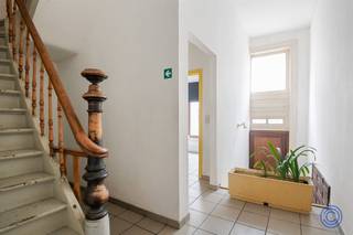<p><span>Informatie woning<br /></span><span>Authentiek gebouw uit 1982 heeft een karaktervolle gevel en bijzonder veel potentieel. Op de gelijkvloerse verdieping bevindt zich naast de praktische berging met de nutsmeters, de ruime geïnstalleerde keuken op tegel die tevens toegang biedt tot een zuidoostgerichte stadskoer van ongeveer 7 m². Op de eerste verdieping bevindt zich een slaapkamer van ca. 13 m² aan de achtergevel, een badkamer met douche, lavabo en spiegel en een afzonderlijk toilet. De tweede verdieping biedt twee ruime slaapkamers van respectievelijk 13m² en 15 m², mooi afgewerkt met laminaat en verdeeld over de achter- en voorgevel, en dezelfde indeling vind je terug op de derde verdieping waardoor het pand in totaal vijf volwaardige slaapkamers telt. Met een EPC-label D, een niet-conforme elektrische keuring en een asbestveilig attest biedt dit huis een solide basis voor wie wil renoveren en zijn eigen stempel drukken. De ligging is een absolute troef: rustig en toch centraal, vlak bij het Stadspark en omgeven door supermarkten, scholen en horecazaken. Dankzij de nabijheid van de belangrijkste in- en uitvalswegen en het Centraal Station op wandelafstand is mobiliteit gegarandeerd en met een Mobiscore van 10 op 10 is dit een uitzonderlijk goed gelegen woning met enorm veel mogelijkheden. Bieden op de woning kan vanaf de instelprijs van 349.000 euro.</span></p><p><span> </span></p><p><span>Indeling</span></p><p><span>GLV: </span></p><ul><li><span>Inkomhal op tegel.</span></li><li><span>Praktische berging op tegel met elektriciteitsmeters en een watermeter.</span></li><li><span>Ruime geïnstalleerde keuken op tegel dat toegang biedt tot de zuidoost georiënteerde stadskoer van ca. 7m².</span></li></ul><p><span>V1: </span></p><ul><li><span>Slaapkamer ca. 13m² op laminaat aan de achtergevel.</span></li></ul><ul><li><span>Badkamer op tegel voorzien van een douche, lavabo en spiegel.</span></li></ul><ul><li><span>Apart toilet.</span></li></ul><p><span>V2: </span></p><ul><li><span>Slaapkamer ca. 13m² op laminaat aan de achtergevel.</span></li><li><span>Slaapkamer ca. 15m² op laminaat aan de voorgevel.</span></li></ul><p><span>V3:</span></p><ul><li><span>Slaapkamer ca. 13m² op laminaat aan de achtergevel.</span></li><li><span>Slaapkamer ca. 15m² op laminaat aan de voorgevel.</span></li></ul><p><span> </span></p><p><span>Extra's</span></p><ul><li><span>Stadskoer.</span></li><li><span>5 volwaardige slaapkamers.</span></li><li><span>Enorm potentieel.</span></li></ul><p><span> </span></p><p><span>Algemene informatie</span></p><ul><li><span>EPC: Label D (371 kWh/m² jaar).</span></li><li><span>Elektrische keuring: niet conform.</span></li><li><span>Asbestattest: asbestveilig.</span></li></ul><p><span> </span></p><p><span>Gebouw</span></p><ul><li><span>Authentiek gebouw met een karaktergevel en een enorm potentieel dat wat liefde nodig heeft.</span><span> </span></li><li><span>Bouwjaar 1982.</span></li></ul><p><span> </span></p><p><span>Ligging</span></p><ul><li><span>Rustige centrale ligging om de hoek van het Stadspark. </span></li><li><span>Supermarkten, scholen en horeca in de directe omgeving.</span></li><li><span>Naast zijn nabijheid van in- en uitvalswegen naar de ring is het Centraal Station op wandelafstand.</span></li><li><span>MOBISCORE: 10/10!</span></li></ul><p><span> </span></p>