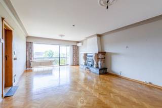 Op de vierde verdieping van Residentie Palladium bevindt zich dit <strong>stijlvolle appartement van ca. 137 m²</strong> waar ruimte, licht en comfort elkaar moeiteloos vinden. De royale raampartijen laten het daglicht rijkelijk binnenstromen en versterken het <strong>ruimtelijk gevoel</strong> dat doorheen het hele appartement voelbaar is.<br /><br />De leefruimte vormt het kloppende hart van het appartement: een uitnodigende plek die gezelligheid uitstraalt en waar het schuifraam naadloos de verbinding maakt met het <strong>zonnige, zuidgerichte terras</strong>. Hier geniet u van het open zicht over de stad. De volledig uitgeruste keuken sluit harmonieus aan op de leefruimte en wordt aangevuld met een praktische berging, discreet geïntegreerd voor extra wooncomfort. <br /><br />Bij het betreden van het appartement valt het ruimtelijk gevoel meteen op. De inkomhal leidt u naar een multifunctionele berging, afzonderlijk gastentoilet en de badkamer. De <strong>twee volwaardige slaapkamers</strong> zijn bijzonder ruim bemeten en genieten elk van een eigen terras, wat zorgt voor extra lichtinval en een aangename connectie met de buitenruimte. Eén slaapkamer bevindt zich aan de voorzijde van het gebouw, de andere aan de achterzijde.<br /><br />Bij het appartement hoort een <strong>praktische kelderberging</strong>. <br />Bovendien is er de mogelijkheid om een <strong>ondergrondse garage</strong> aan te kopen voor €25.000.<br /><br />Met zijn royale oppervlaktes, twee aangename terrassen, <strong>overvloedige lichtinval</strong> en centrale ligging op wandelafstand van het station en alle voorzieningen, vormt dit appartement een bijzonder aantrekkelijke woonplek voor wie op zoek is naar ruimte, comfort en een <strong>zorgeloze levensstijl</strong> in het hart van Sint-Niklaas.<br /><br />U kan een bezoek aanvragen via laurens@claves.be of op het nummer 0476 21 35 46.