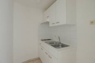 <p>Met een ideale indeling biedt deze woning niet alleen functionaliteit, maar ook een comfortabele leefomgeving. Deze studio beschikt over een ruime woonkamer, een goed uitgeruste keuken en een moderne badkamer. Dankzij de efficiënte opzet van de ruimtes is het mogelijk om zowel de dagelijkse bezigheden als ontspanning optimaal te combineren.<br /> </p>
<p>De studio is perfect voor zowel starters als alleenstaanden die op zoek zijn naar een centrale woning. De locatie in Mechelen biedt daarnaast een uitstekende bereikbaarheid en tal van voorzieningen in de buurt.<br /><br />Met een energieprestatiecertificaat van 108 is deze studio tevens energie-efficiënt, wat bijdraagt aan een lagere energierekening. </p>
<ul>
<li>Oppervlakte: +/- 23m2</li>
<li>Maandelijkse kosten bedragen 105 euro/maand ( verwarming, water, kosten gemeenschappelijke delen)</li>
<li>Vrij vanaf 01/10/2026</li>
</ul>
<p><br />Voor een bezoek of meer info: 015 34 34 34 of michael@immovos.be</p>