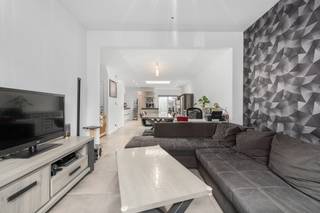 Ontdek deze mooie, volledig gerenoveerde woning in het hart van Ardooie, ideaal voor starters of een jong gezin.<br />Op het gelijkvloers geniet u van een gezellige leefruimte met open, volledig ingerichte keuken, een praktische kelder en een badkamer op de benedenverdieping.<br />Op de bovenverdieping bevinden zich twee volwaardige slaapkamers en een zolder, die kan dienen als extra bergruimte.<br />Buiten is er een aangename tuin met een ruime berging.<br /><br />Extra troef: de woning beschikt over een gunstig EPC-label B, wat zorgt voor een energiezuinige en toekomstgerichte woning.<br /><br />Een instapklare woning met alle comfort, rustig gelegen en toch dichtbij alle voorzieningen. Ideaal als starterswoning!<br /><br />Bruikbare vloeroppervlakte volgens EPC: 147 m2<br />EPC: 155 kWh/m2 (UC: 0003775824)